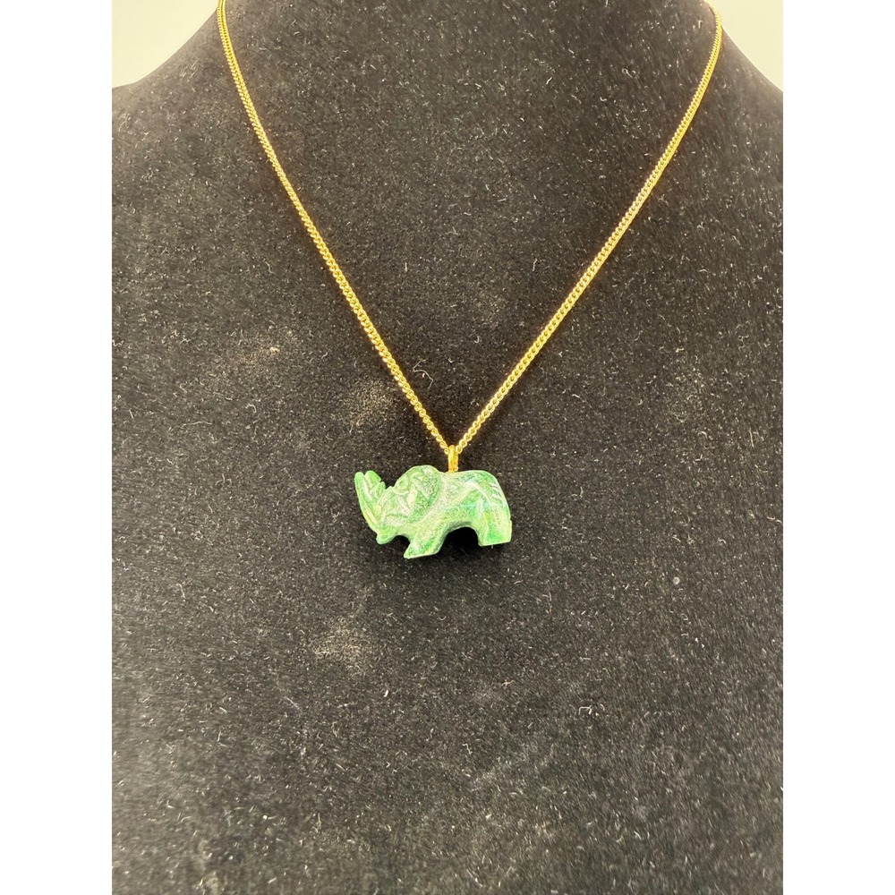 Green Carved Stone Rhinoceros Pendant Necklace Gold Tone‎ Curb Chain 16 Inch